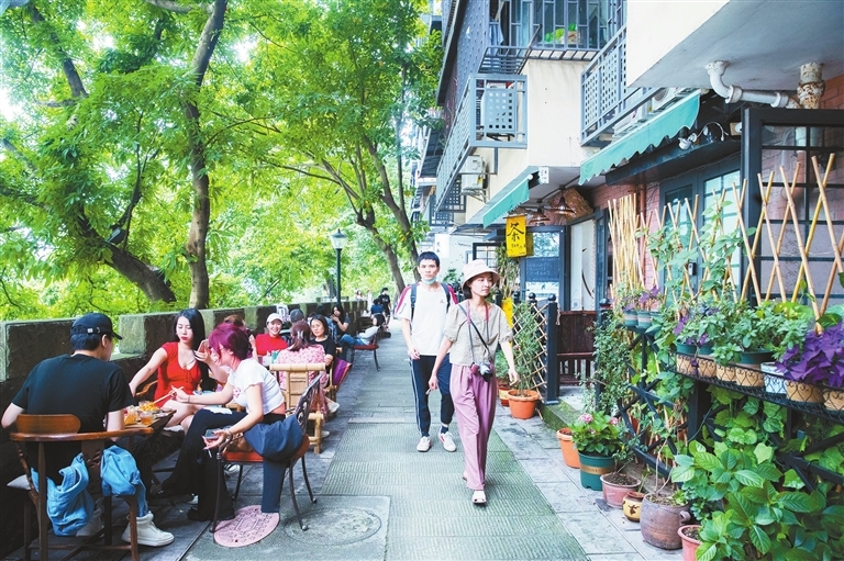 游客在戴家巷感受獨(dú)特街巷文化,。資料圖片
