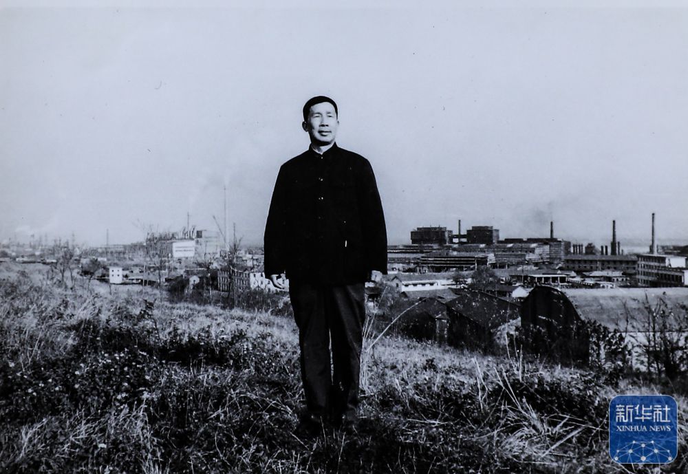 1974年，王生调入南京钢铁厂，在霸王山麓与厂房合影（翻拍照片）。