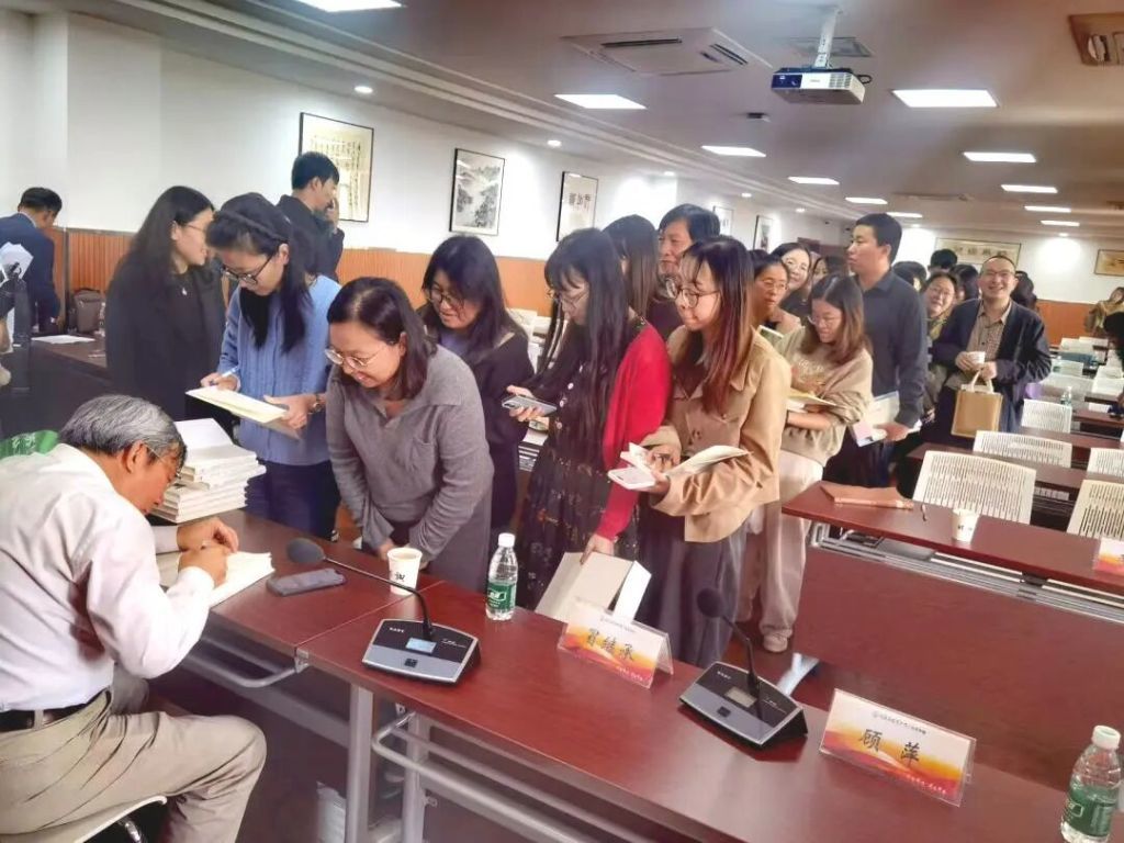 2025年10月底,面向苏州市名师发展共同体(中学历史组),葛剑雄做了题为《历史:记录、研究与应用》的讲座。