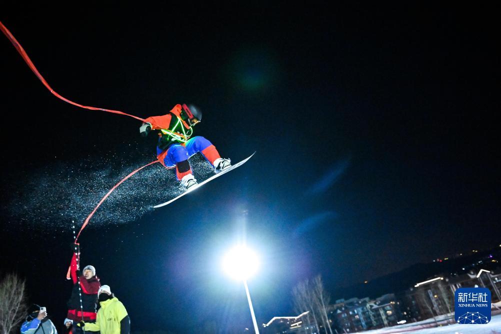 2024年12月31日，一名滑雪爱好者在吉林市万科松花湖度假区举办的滑雪趣味跳高赛中。新华社记者颜麟蕴摄
