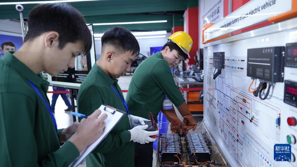 9月5日，选手在哈萨克斯坦东哈萨克斯坦州首府厄斯克门参加比赛。新华社发（奥斯帕诺夫摄）