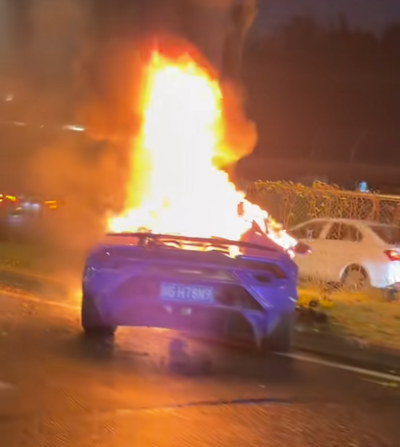 不止电车会起火 成都一兰博基尼撞上绿化带后自燃烧成空壳