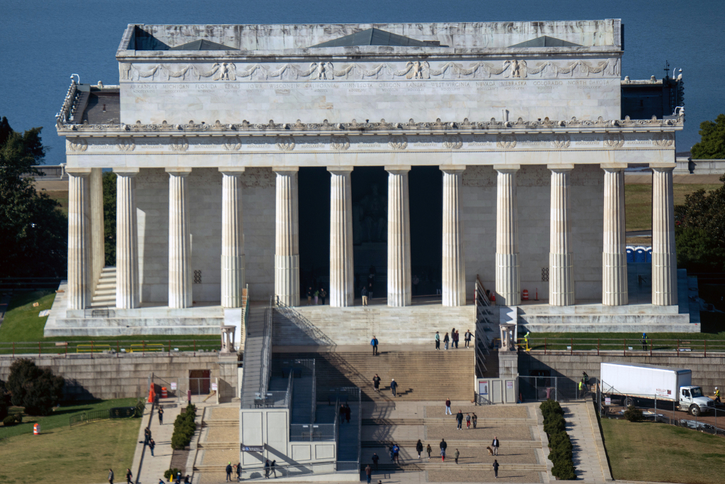 当地时间2025年11月14日,美国华盛顿,从重新开放的华盛顿纪念碑上看到的林肯纪念堂。华盛顿纪念碑此前因政府停摆而关闭,于当日上午重新开放。视觉中国 图