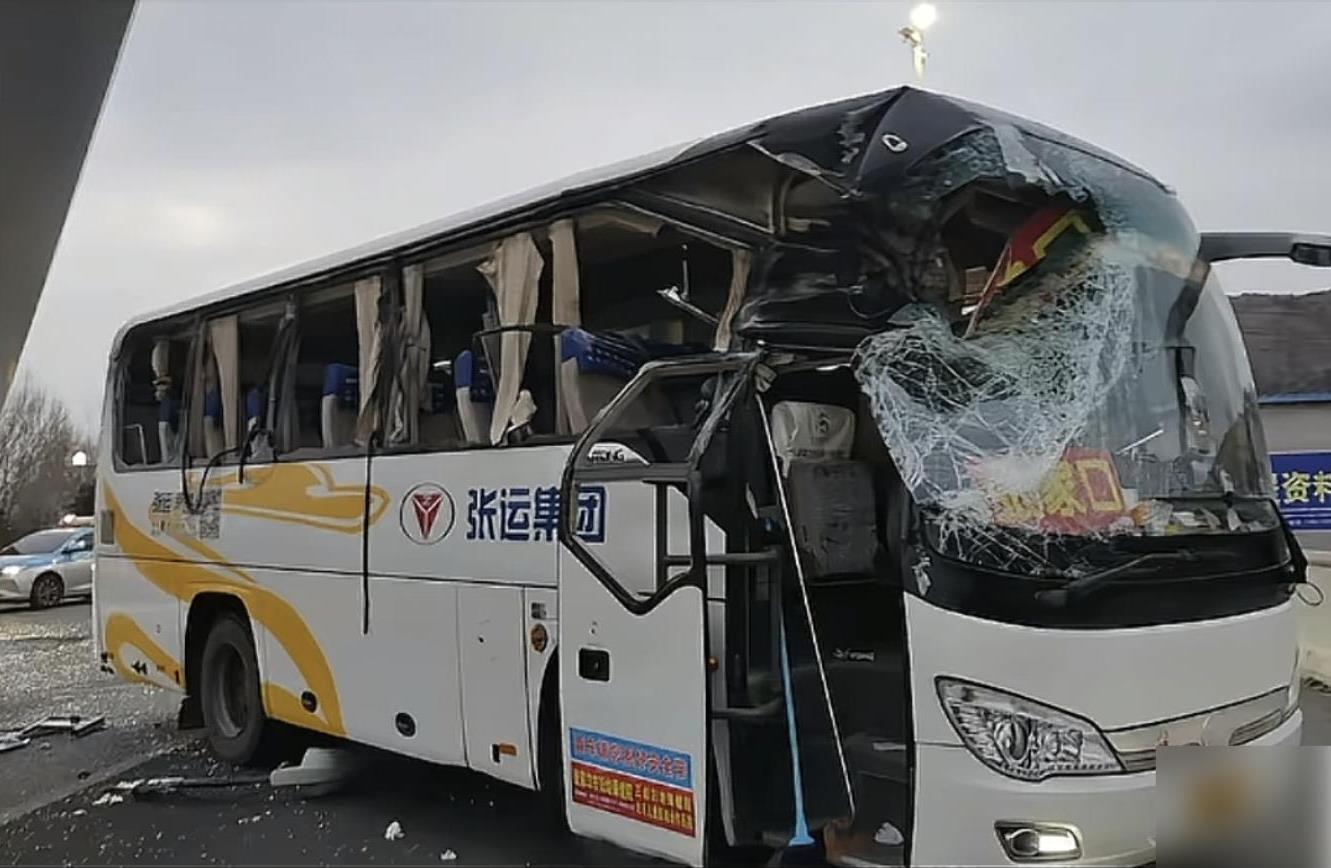 受损大巴车(图源:网络)
