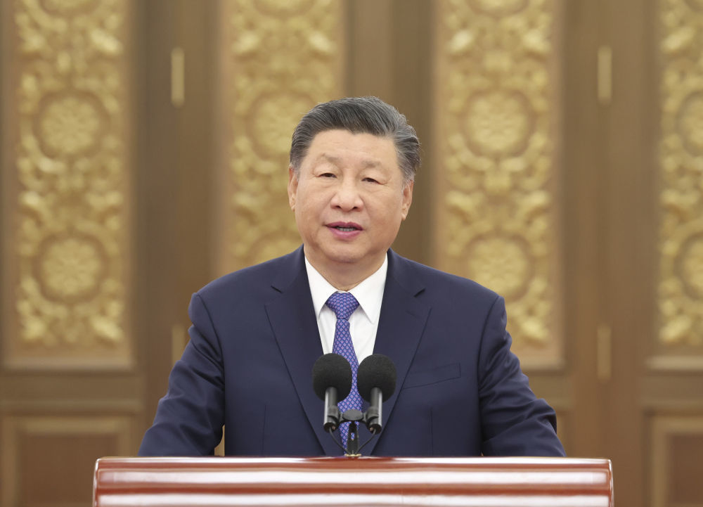 2024年9月23日，习近平总书记在人民大会堂接见探月工程嫦娥六号任务参研参试人员代表并参观月球样品和探月工程成果展览。这是习近平总书记发表重要讲话。新华社记者 鞠鹏 摄
