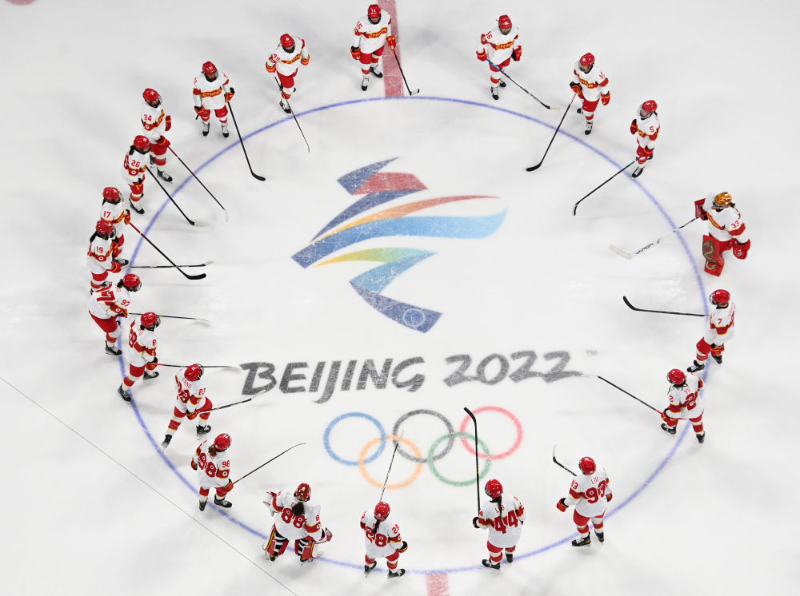 △北京2022年冬奥会是迄今女性参赛比例最高、参与项目最多的一届冬奥会。图为中国国家女子冰球队在赛场。