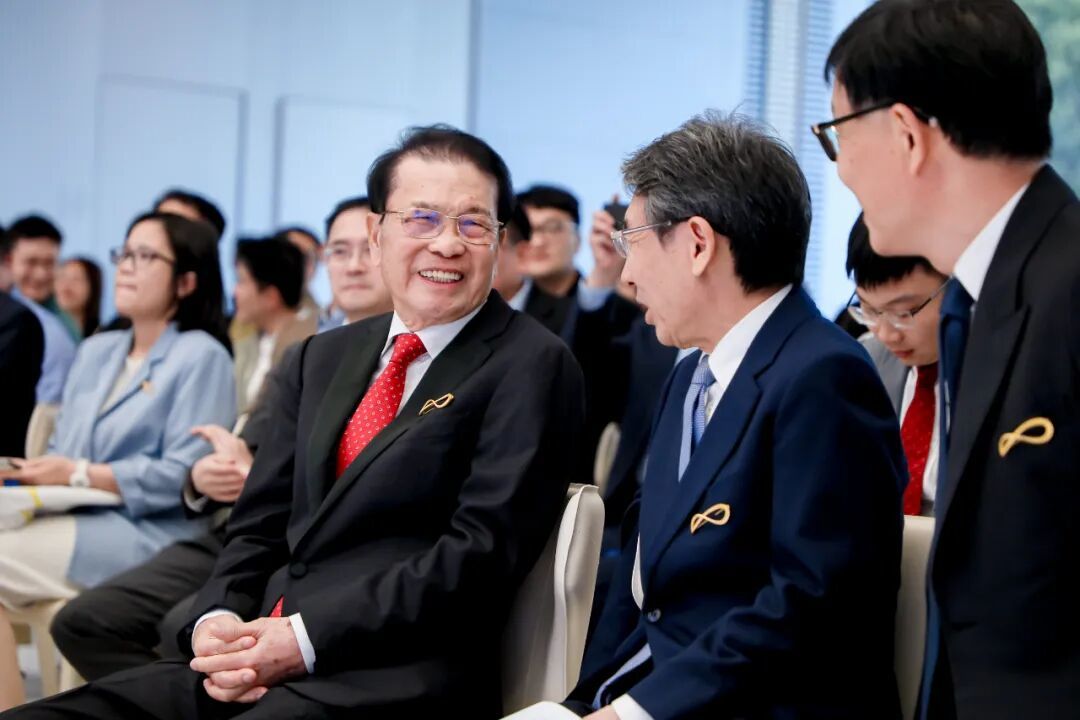 何享健先生与薛其坤院士在揭晓仪式上交流