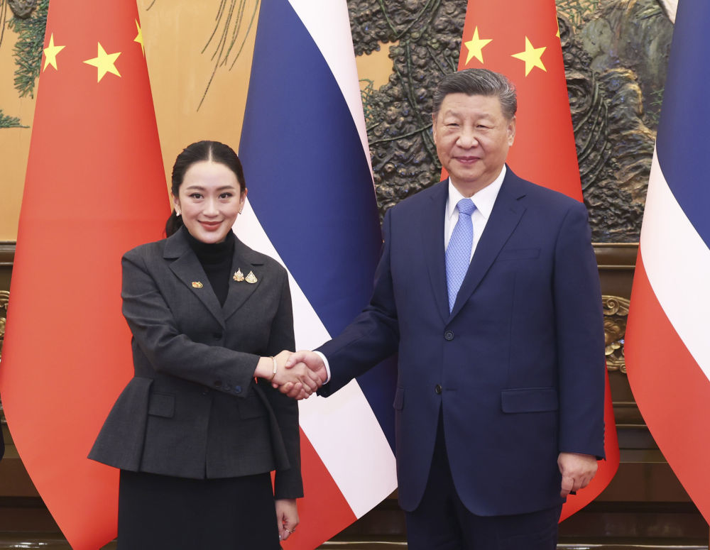 2月6日上午，国家主席习近平在北京人民大会堂会见来华进行正式访问的泰国总理佩通坦。新华社记者 刘卫兵 摄