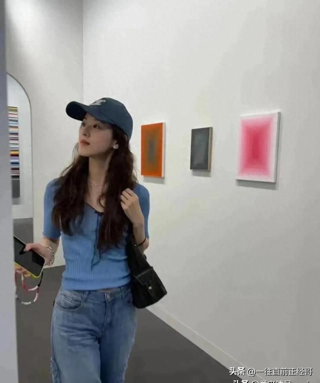 31岁章泽天现身香港画展,三胎妈妈根本没有变化,依然美丽动人!