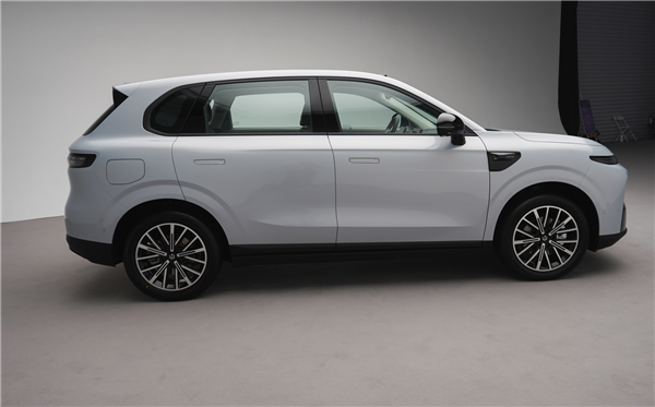 15万级首搭激光雷达城区智驾!零跑B10内饰首秀:能提前锁定爆款吗