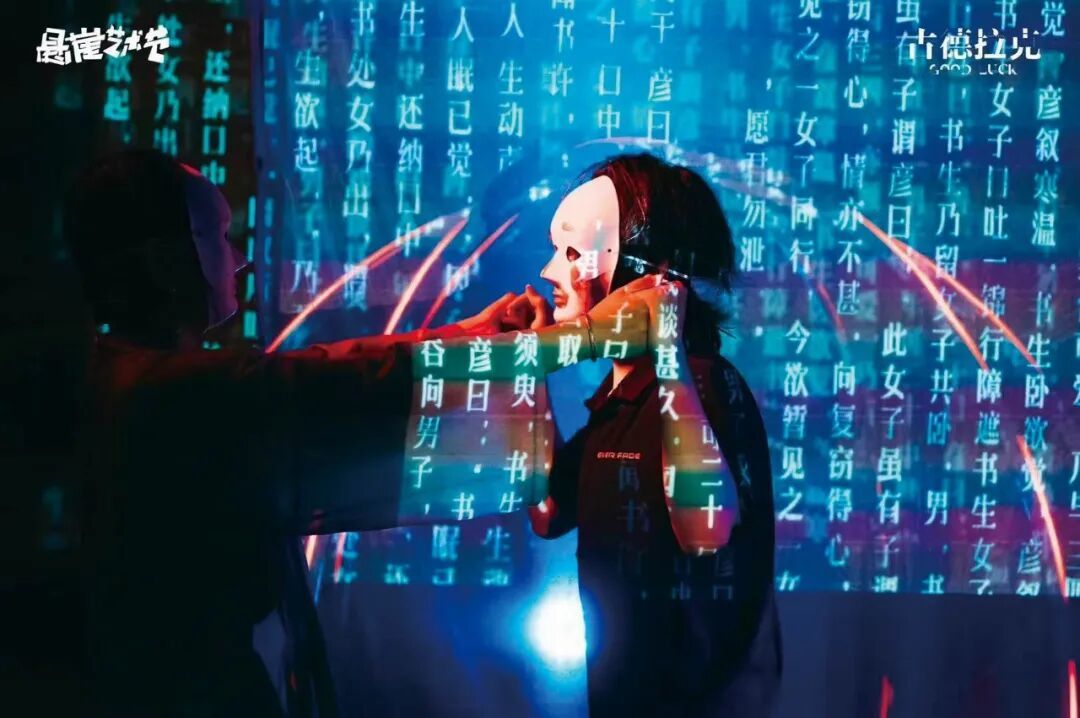 傅元峰组织学生制作的舞台剧演出 / 受访者供图