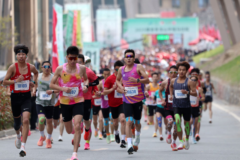 2025年4月20日,2025康县青龙山半程马拉松在甘肃省陇南市康县鸣枪开跑。新华社记者 陈斌 摄