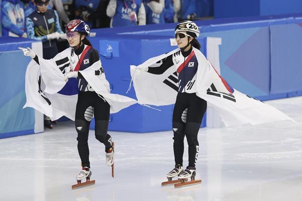 2月9日，黑龙江哈尔滨，哈尔滨亚冬会短道速滑女子1000米决赛。图为韩国选手崔敏静（左）与金吉莉赛后庆祝。视觉中国供图