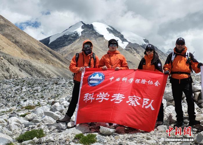图为珠峰冰塔林科学考察行动正式启动　中国科学探险协会供图