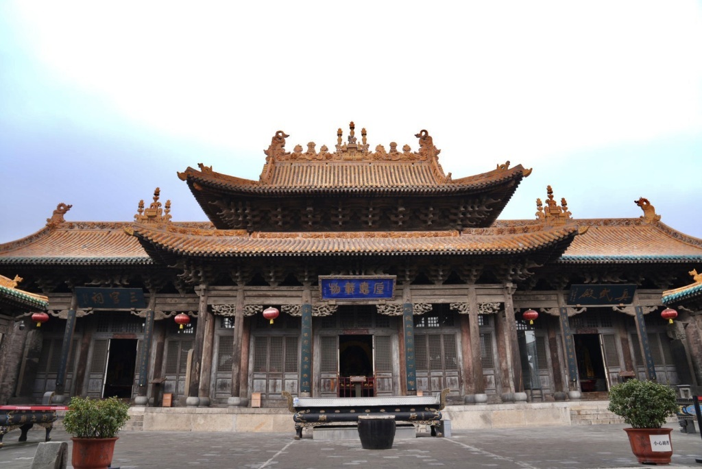 除北京故宫、五台山菩萨顶外,全部使用黄色琉璃的就是介休后土庙。 澎湃新闻记者 王珏玮 图