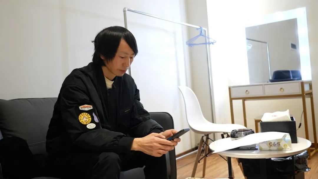 庞麦郎的手机总是响个不停