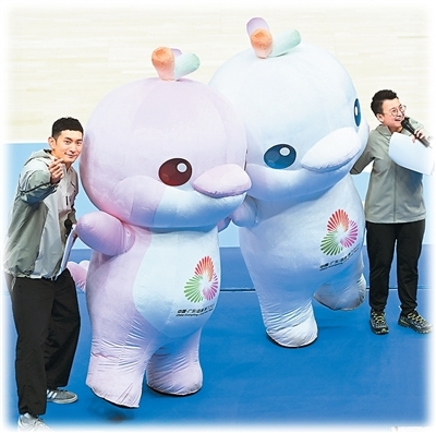 第十五届全国运动会吉祥物与观众互动。