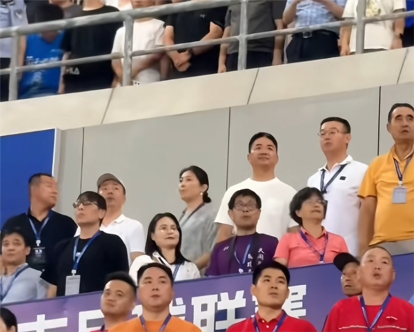 章泽天新照曝光：穿网球服骑单车少女感满满  网友：白到发光