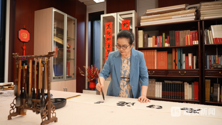 孙晓云进行书法创作