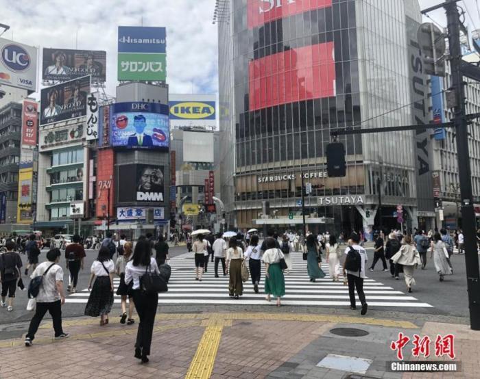 资料图:日本民众穿过涩谷车站前的交叉路口。 中新社记者 吕少威 摄