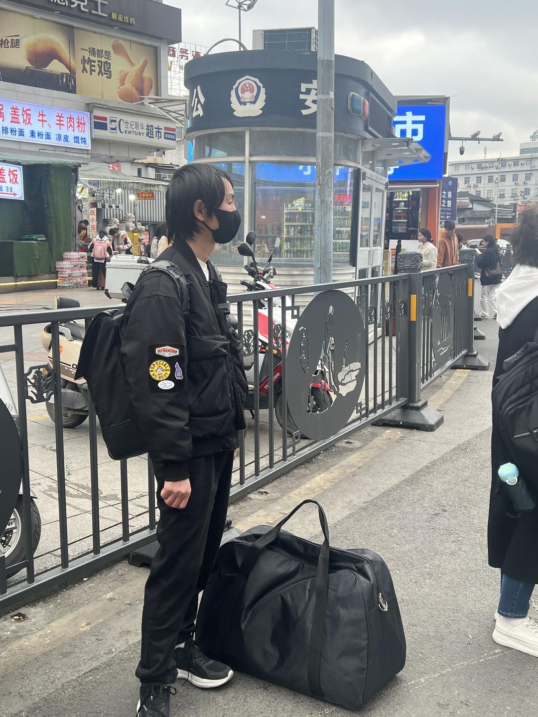 ▲演出前，庞麦郎在路边等车