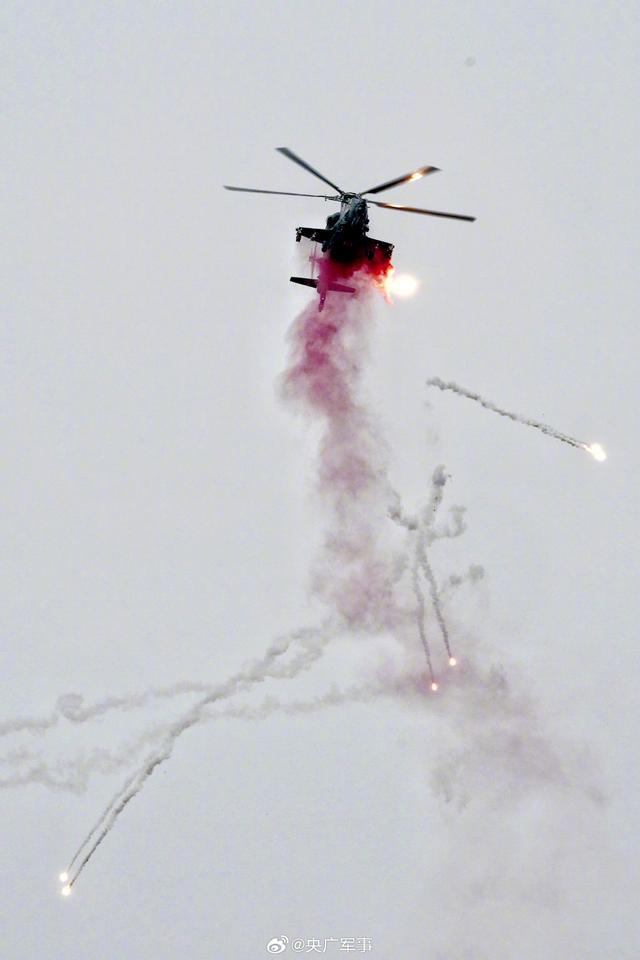 陆军“风雷”飞行表演队进行飞行表演。央广军事 图