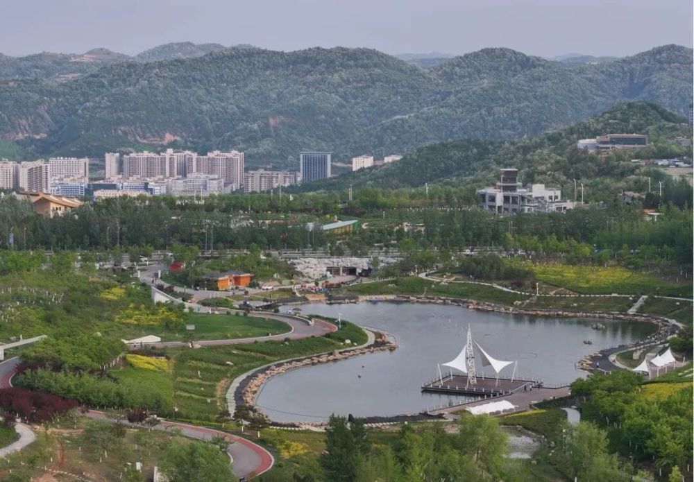 延安市新区风光。新华社记者 张博文 摄