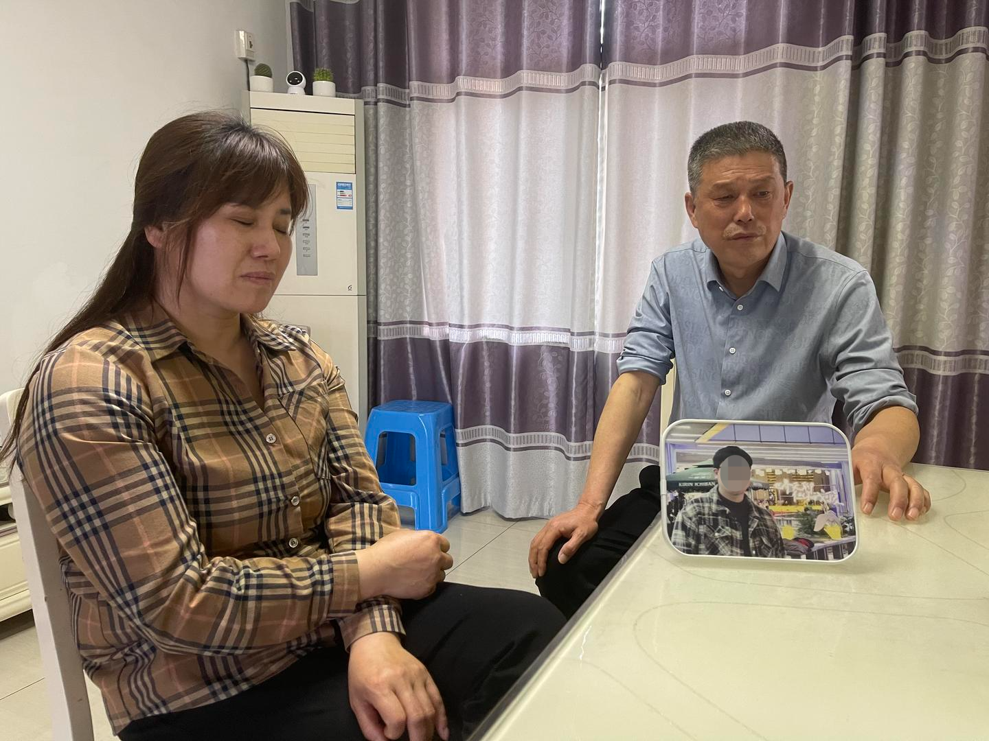 ▲浩浩父母不知道该如何面对失去独子的日子