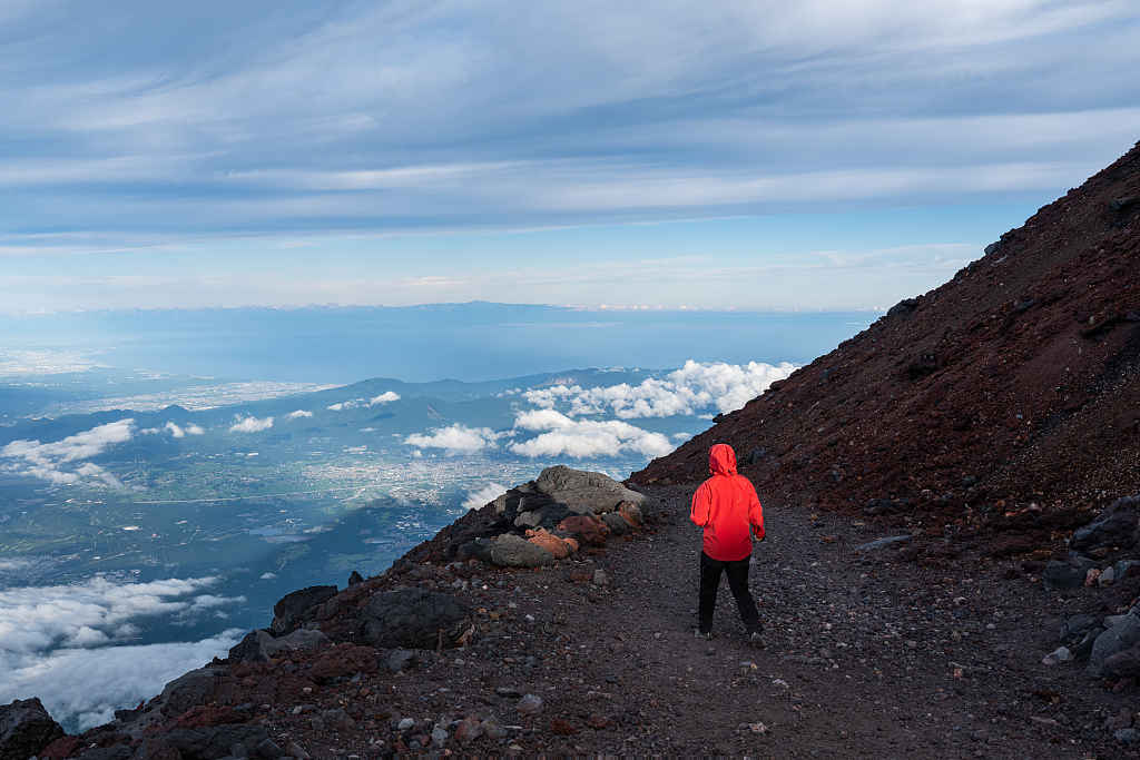7月19日，日本山梨县，游客攀登富士山。（视觉中国）