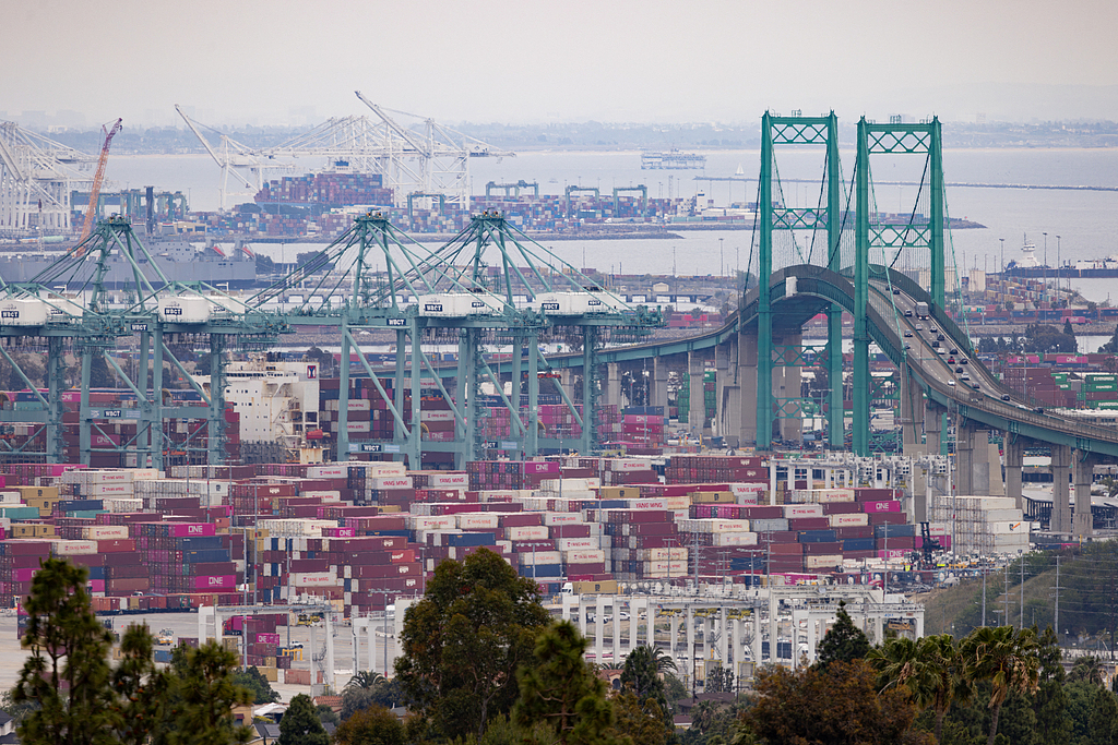 当地时间2025年5月2日，美国加州洛杉矶，受关税战的影响，位于洛杉矶的洛杉矶港和长滩港失去了以往的繁忙，港口鲜有大型海运船舶，公路上集装箱卡车也少了许多。图片来源：视觉中国