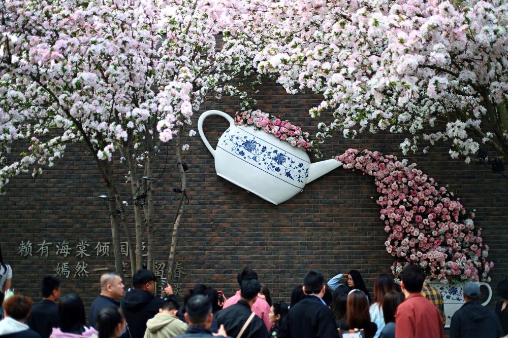 4月3日，市民游客在天津市五大道大理道上赏花拍照。新华社记者赵子硕 摄