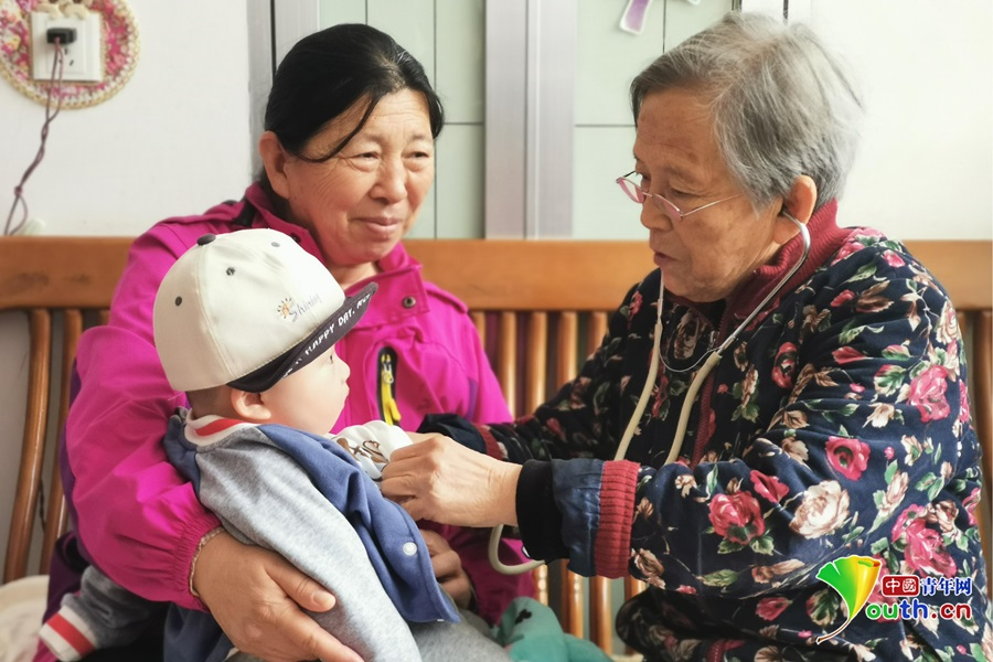 路生梅悉心为孩子看诊。受访者供图