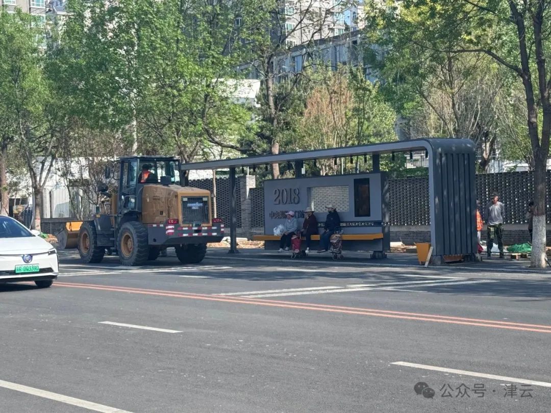 央美大街正在进行改造提升施工