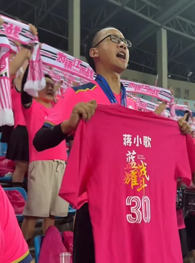 友人将蒋歌的球衣带到了球场。