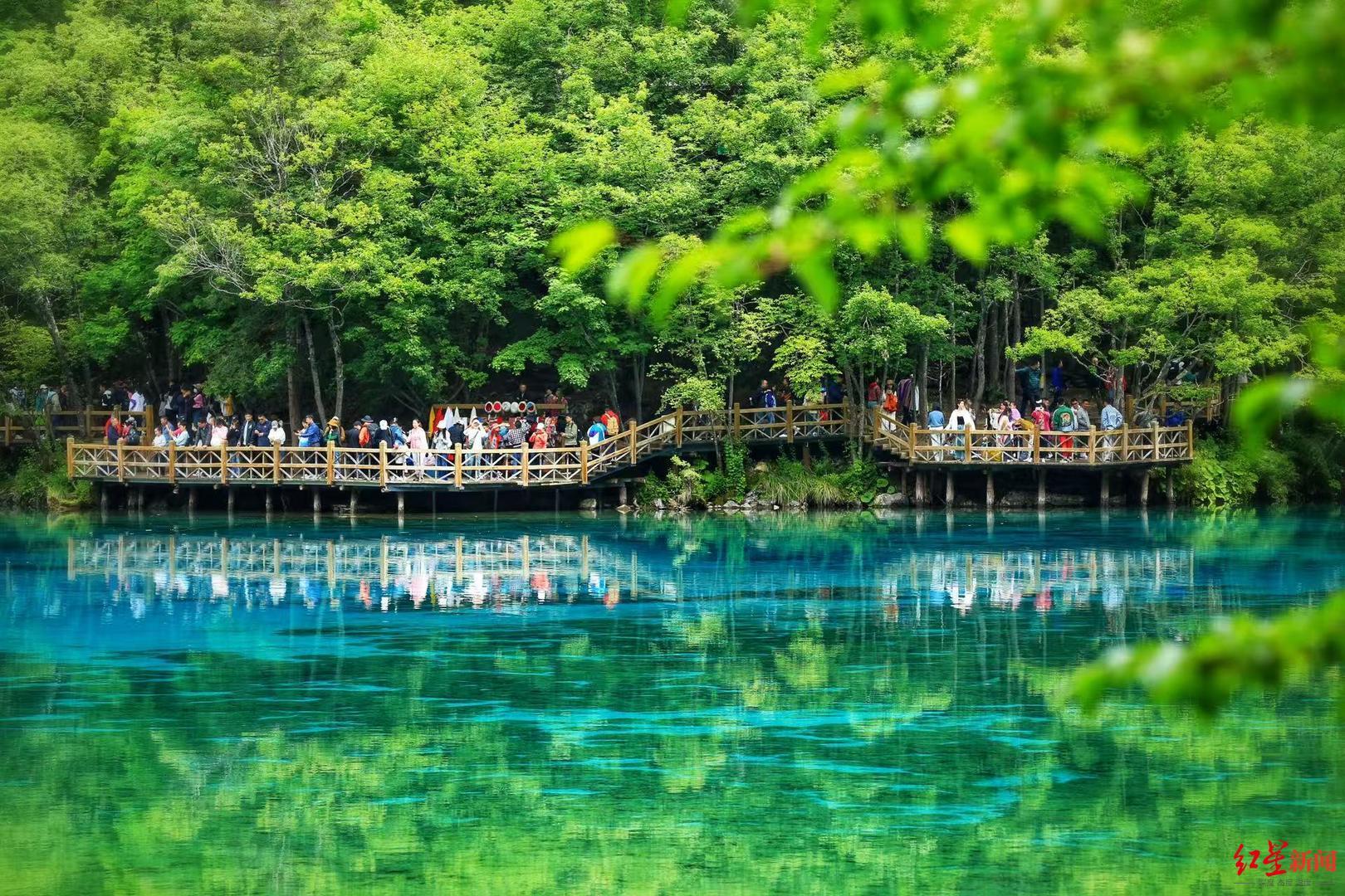 ▲游客有序游览景区