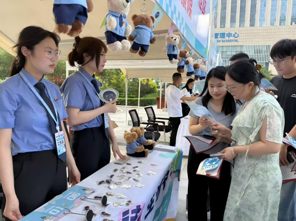 图为“有想‘法’生活节·互联网企业创意普法集市活动”现场。