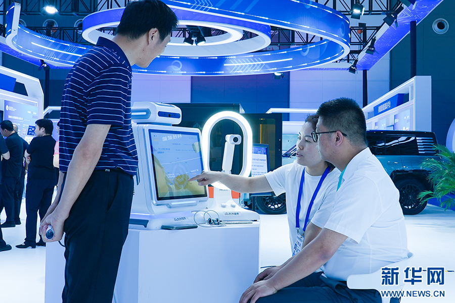 5月22日,在丝博会科技创新展馆,参展商向观众介绍中医药大模型智能体。新华网 杨喜龙 摄