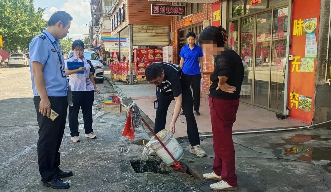 2025年9月,江门市下属辖区开平市,多部门联合开展了基孔肯雅热防控专项监督检查行动。图为专项执法检查组在督促商户倾倒积水。(图_开平广播电视台)