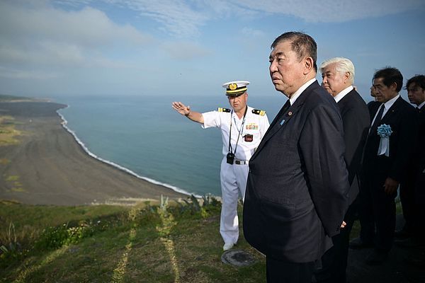 石破茂出席硫黄岛战役逝者日美联合追悼仪式 视觉中国