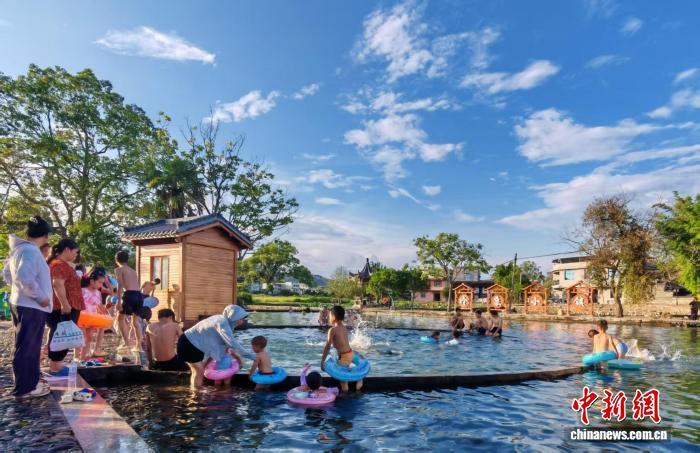 8月14日,位于福建省清流县李家乡鲜水村的“冷泉小镇”景区游人如织。雷朝良 摄
