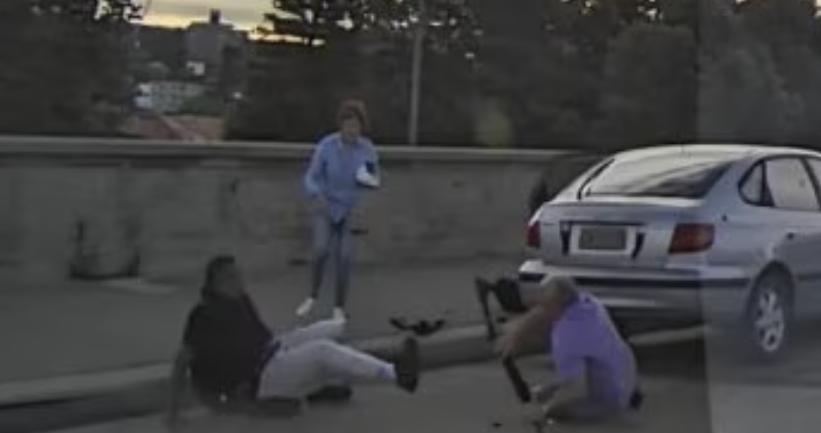 ▲穿紫衣的鲍里斯一度占据上风,而穿蓝衣的索菲亚也加入争斗中,试图阻止枪手行凶