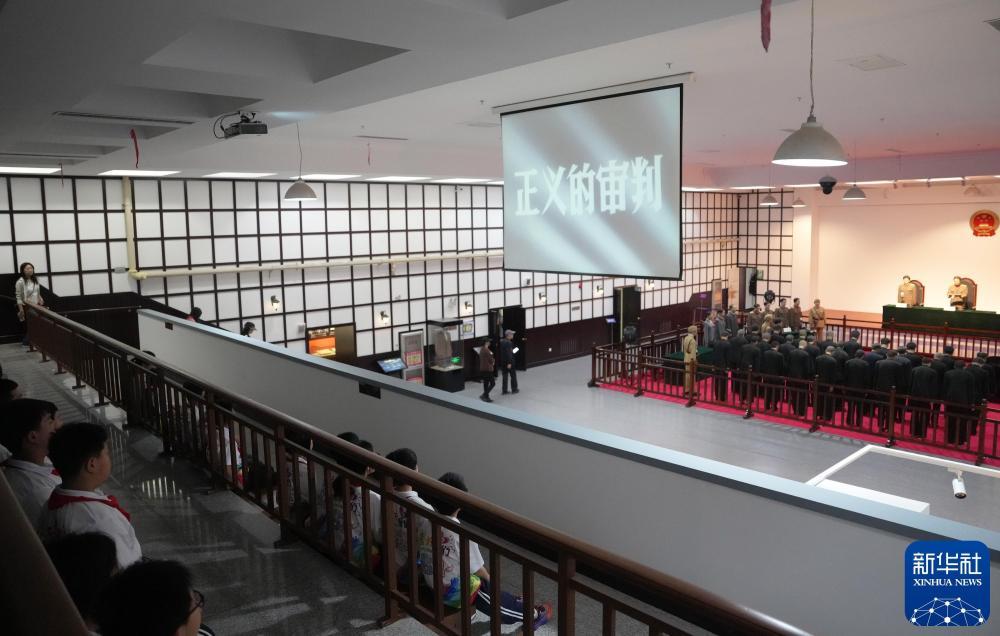 学生们在沈阳审判日本战犯法庭旧址陈列馆参观（2025年5月15日摄）。