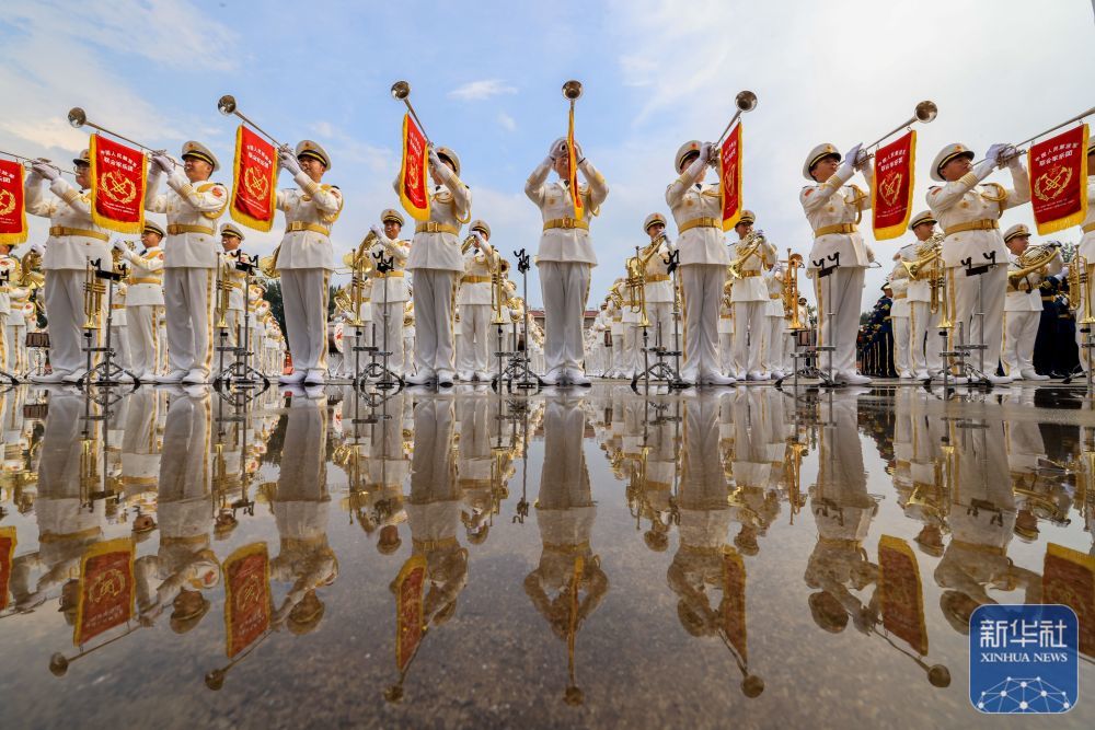 ↑ 中国人民解放军联合军乐团在进行训练（8月12日摄）。新华社记者 殷刚 摄