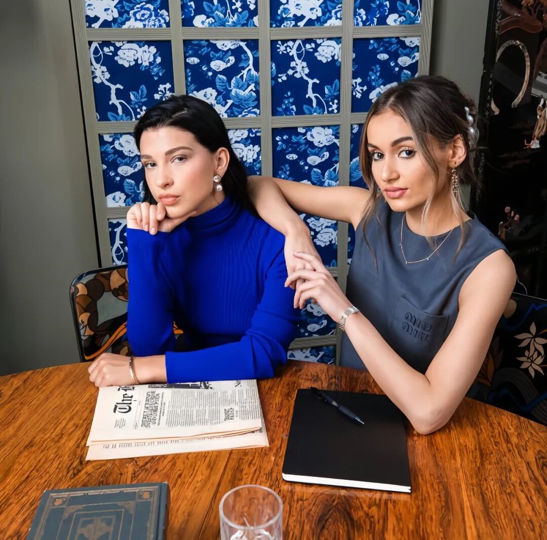 ·菲比(左)與索菲亞。(菲比社交媒體賬號(hào))