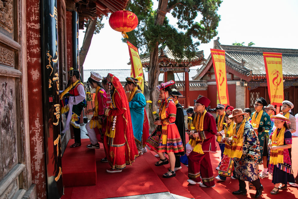 2023年,各界人士代表参加完公祭伏羲大典后进入伏羲庙献花。新华社记者 郎兵兵 摄