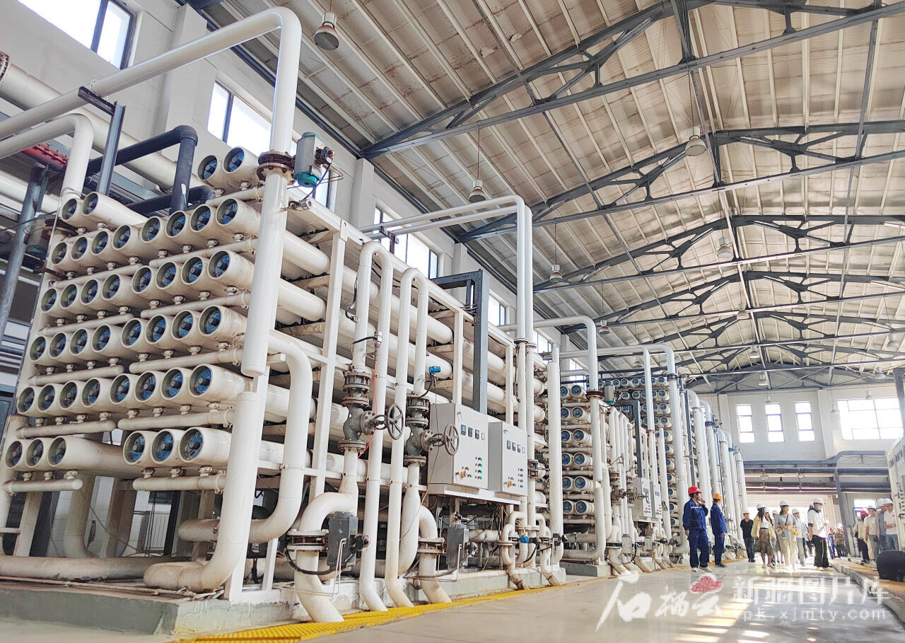 8月9日,采访团一行参观集中污水处理厂。