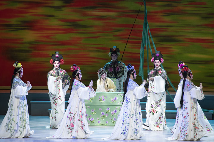 2024年9月14日，演员在北京大学百周年纪念讲堂演出青春版昆曲《牡丹亭》。新华社记者 刘梦琪 摄