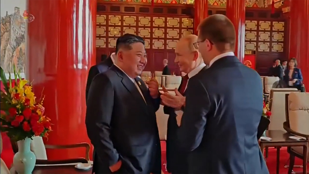 金正恩与普京在现场交谈。
