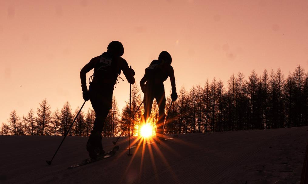 2025年11月19日，2025年全国滑雪登山挑战赛暨全国交流活动在河北崇礼闭幕。这是参赛选手在比赛中。新华社记者费茂华摄
