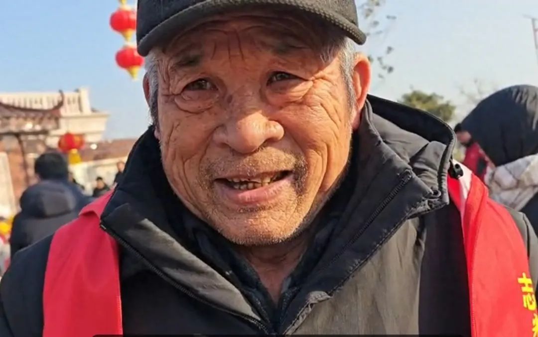 1月8日,江苏宿迁,曾资助过刘强东的光明村村民周先生接受九派新闻采访。图/九派新闻 黄家樑